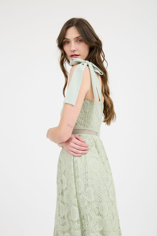 Vestido verde midi sin mangas con tirantes de encaje, lazo y ribete