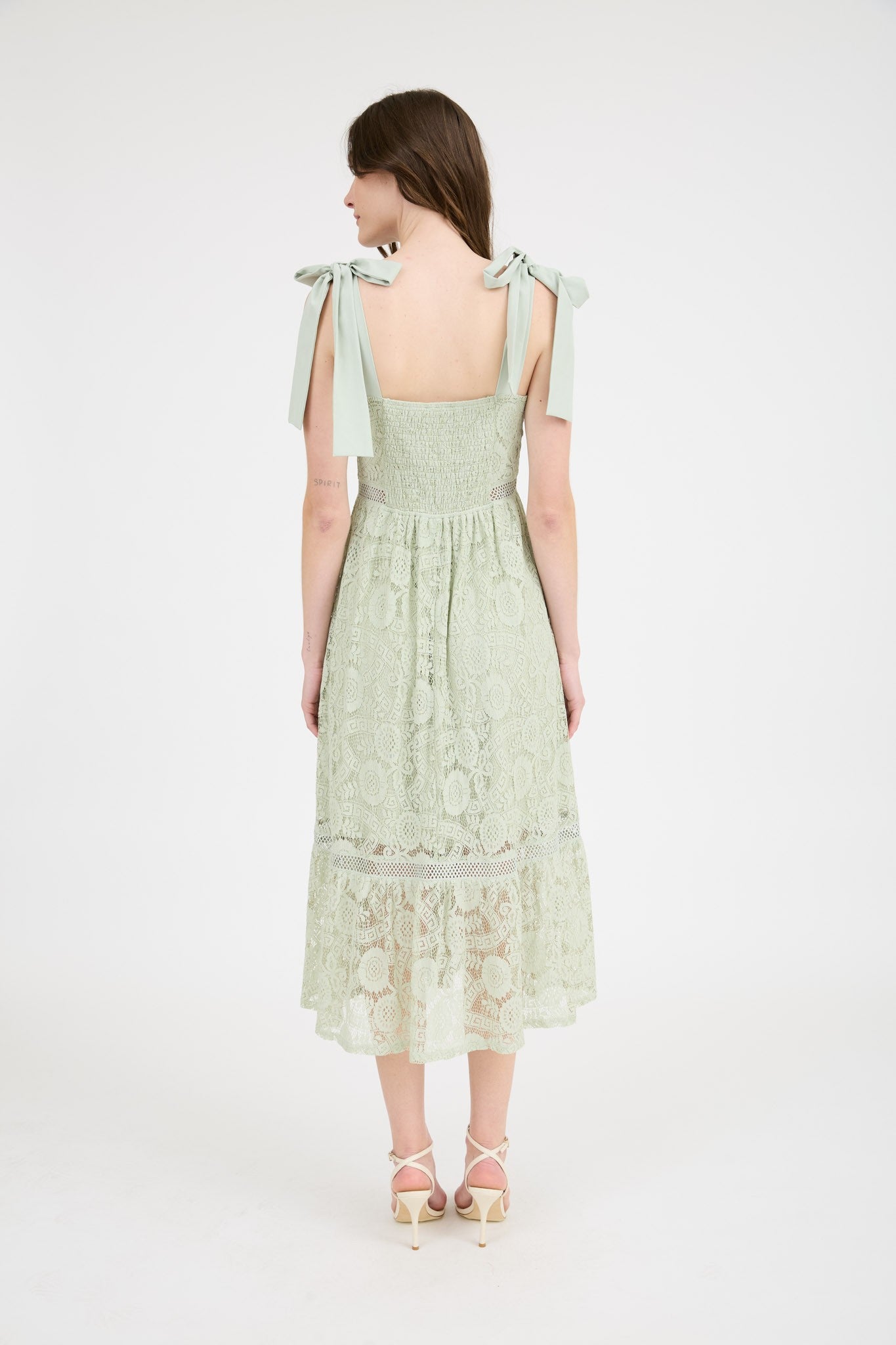 Vestido verde midi sin mangas con tirantes de encaje, lazo y ribete