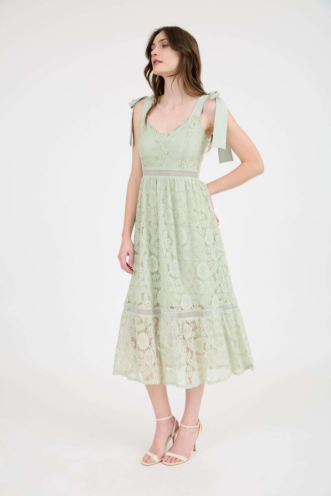Vestido verde midi sin mangas con tirantes de encaje, lazo y ribete