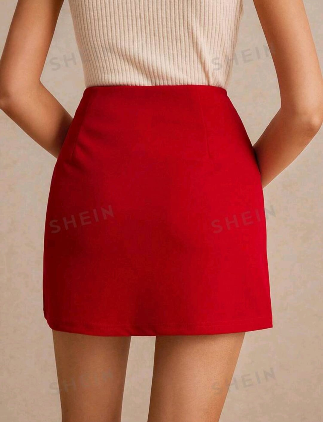 Minifalda roja con rosas