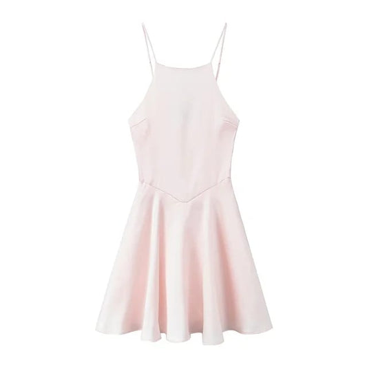 Vestido rosa pastel tela satinada corto estilo coquette de tirantes ajustado al cuerpo