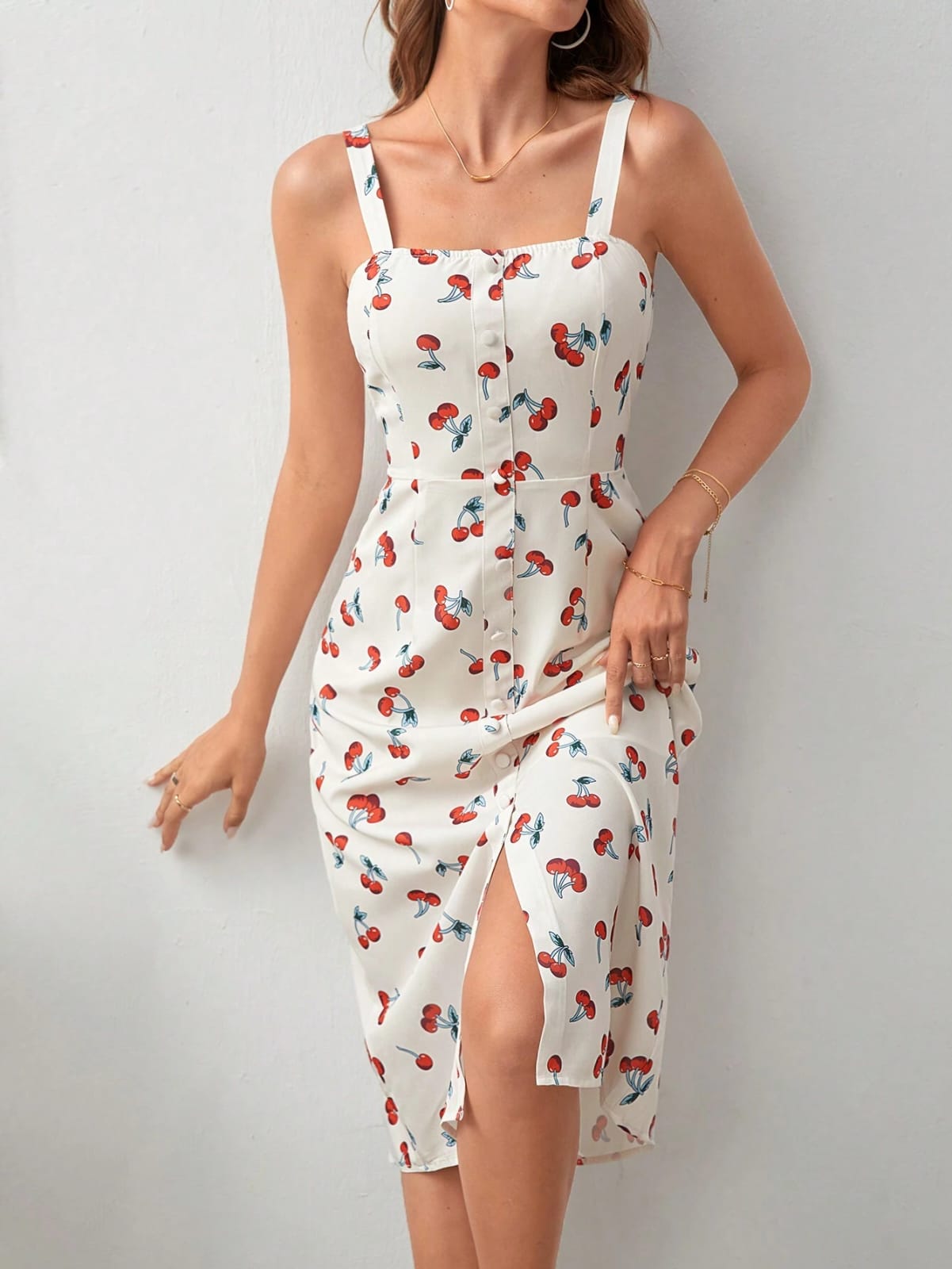 Vestido midi estampado de cerezas de tirantes