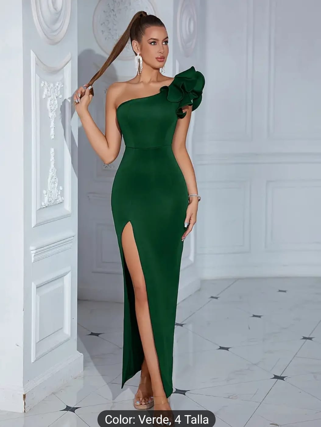 Vestido de noche verde de un hombro con adorno