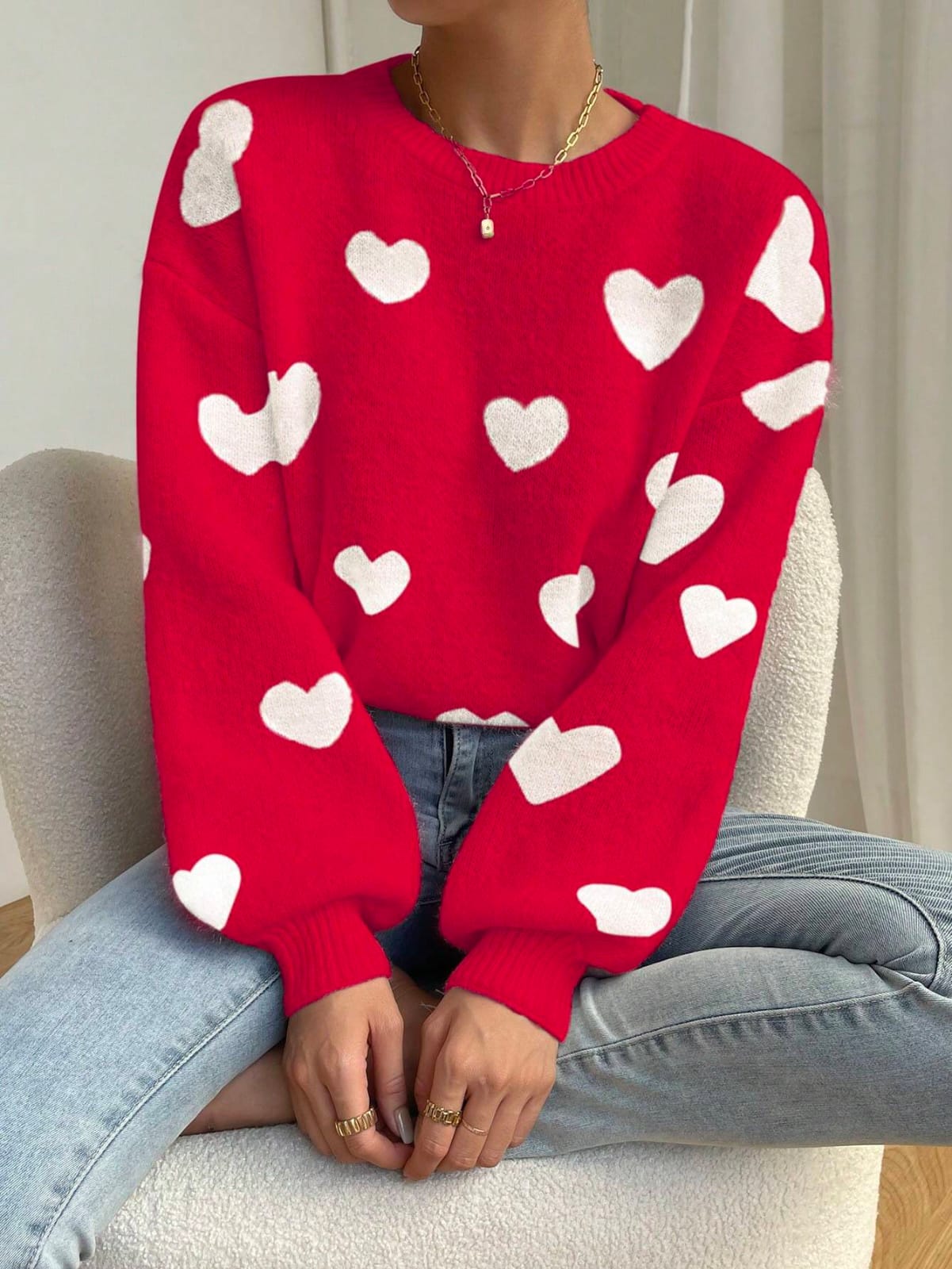 Sueter rojo con patrón de corazón de hombros caídos