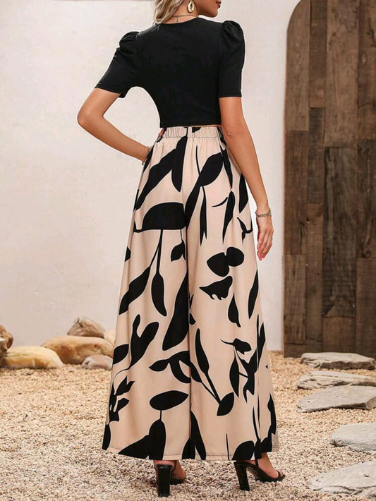 Conjunto top negro con mangas y pantalon estampado pierna ancha