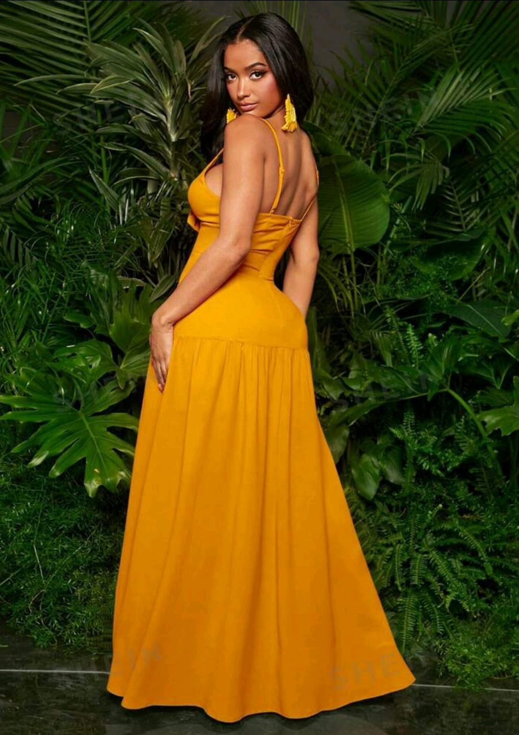 Vestido largo con lazo en el busto amarillo, sin mangas