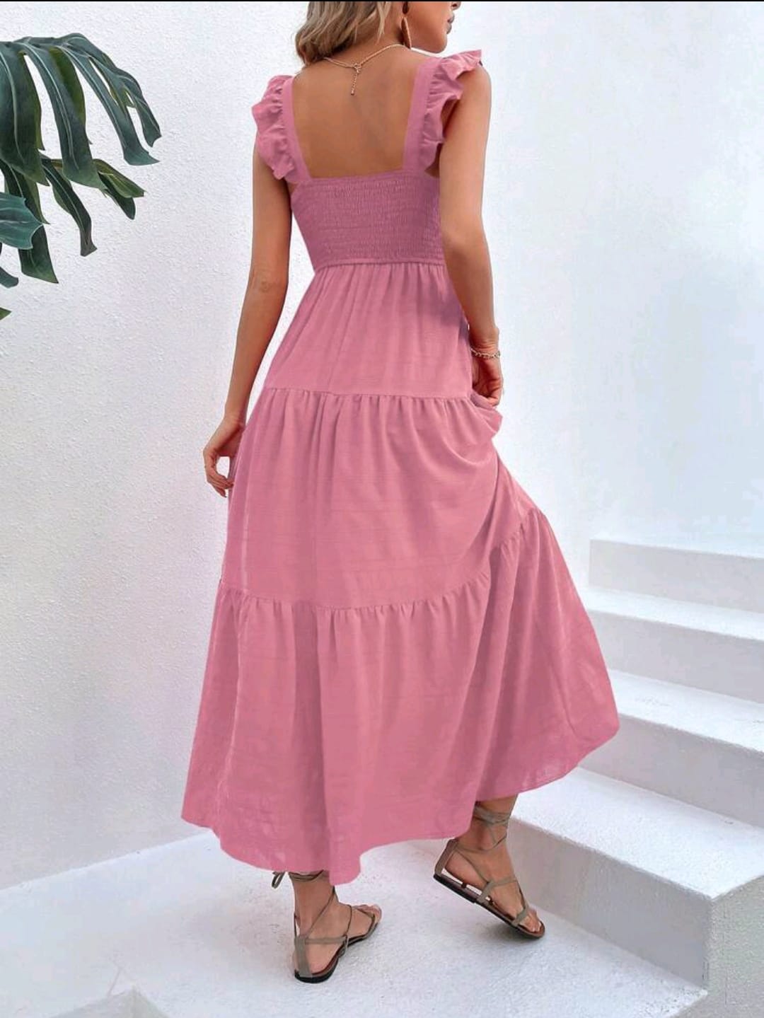 Vestido maxi unicolor bajo con fruncido rosado