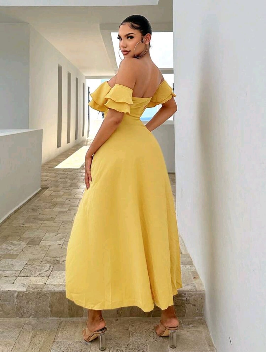 Vestido midi amarillo largo, hombros caidos