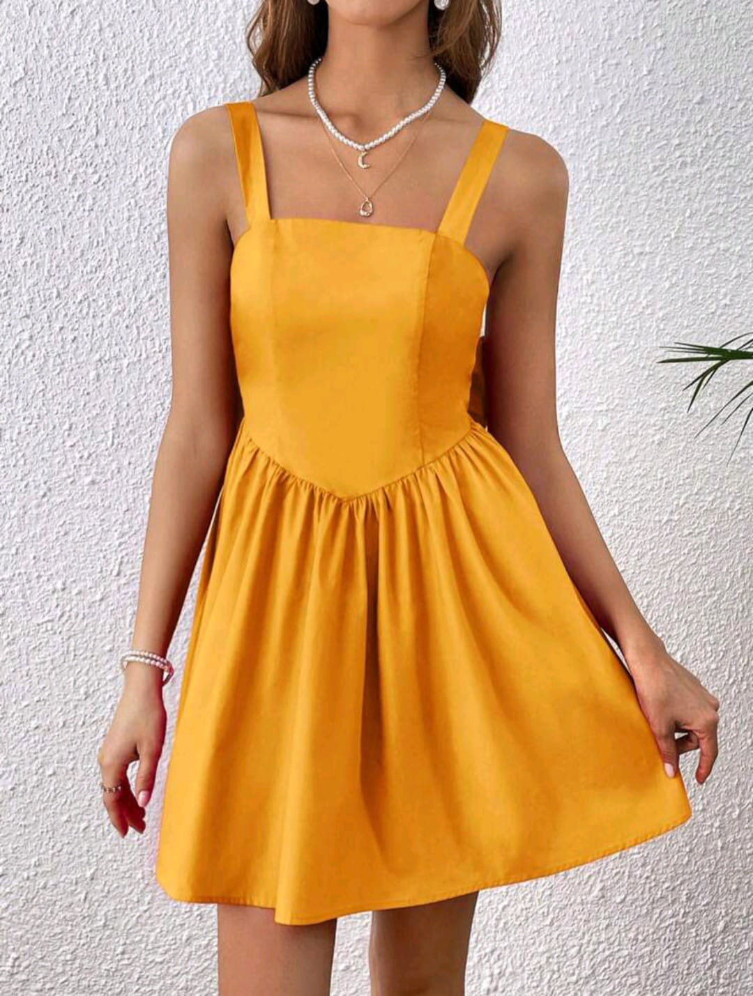 Vestido amarillo lazo atras, corto sin mangas
