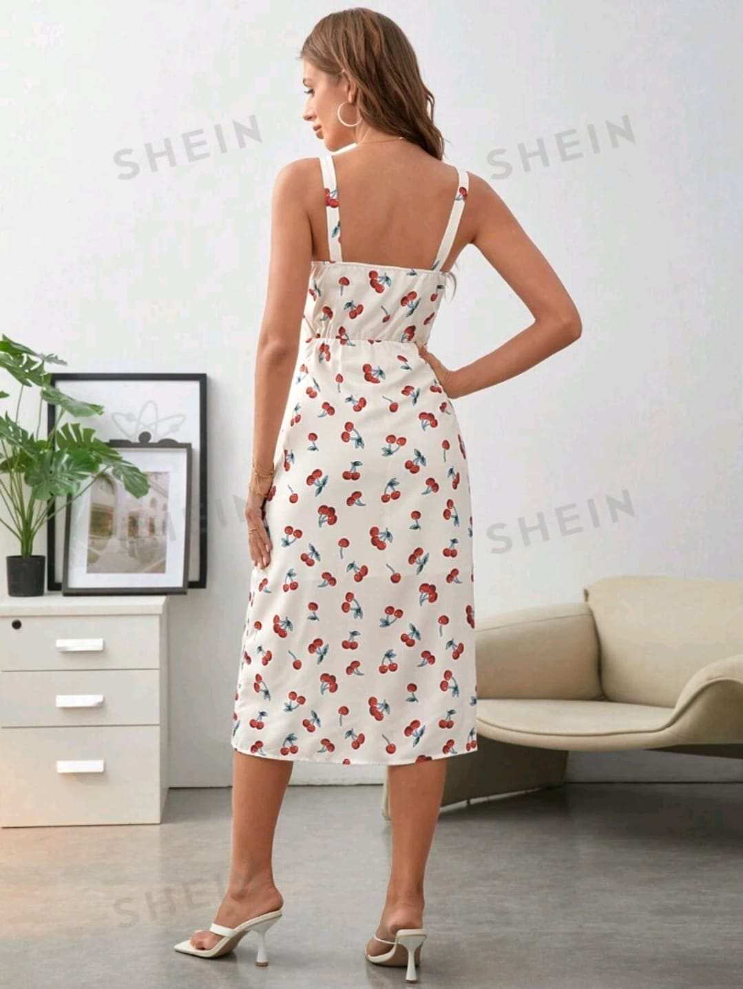 Vestido midi estampado de cerezas de tirantes