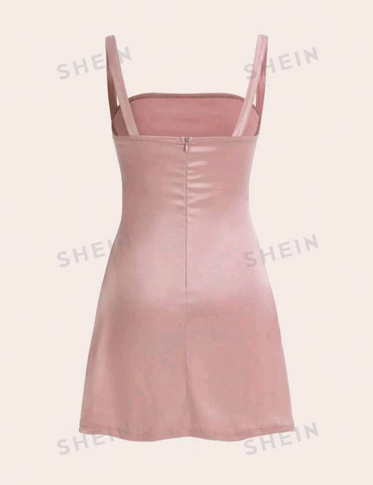 Vestido rosa ajustado en el pecho corto