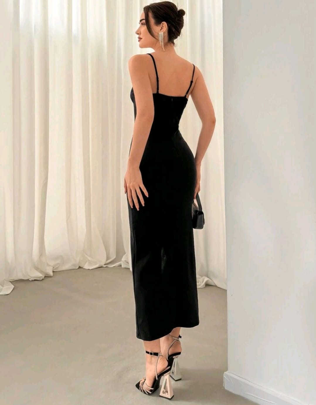 Vestido negro malla en el abdomen