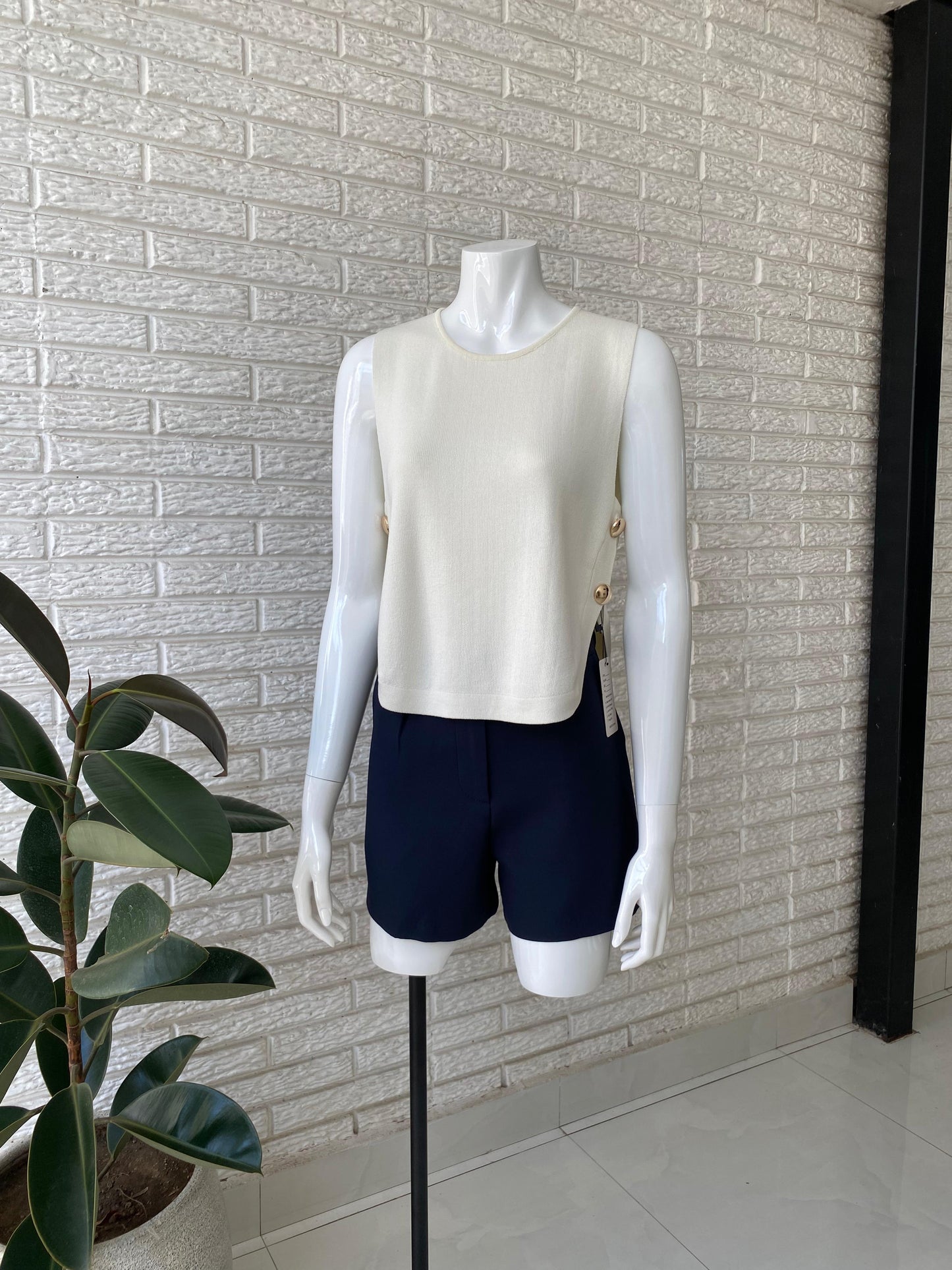 Top para mujer elegante color solido con botones dorados