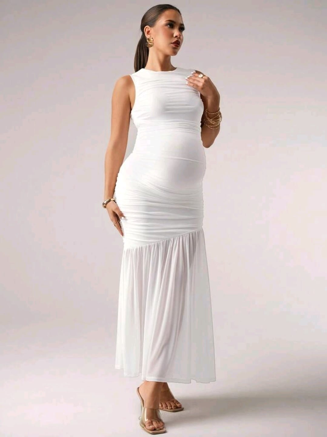 Vestido blanco de maternidad sin mangas largo ajustado al cuerpo