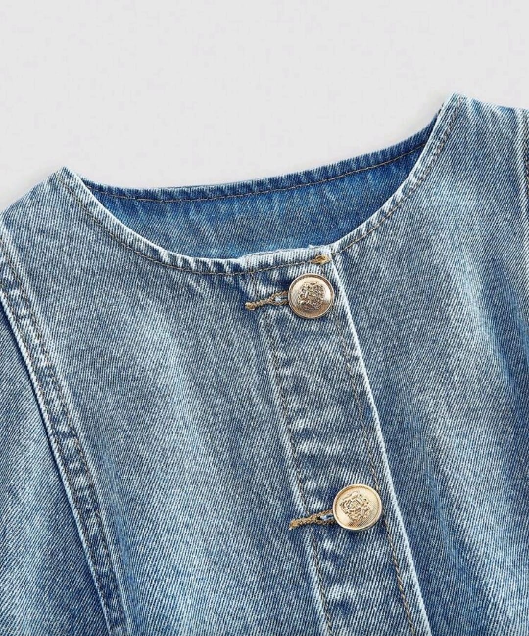 Vestido denim ajustado al cuerpo con botones metalicos