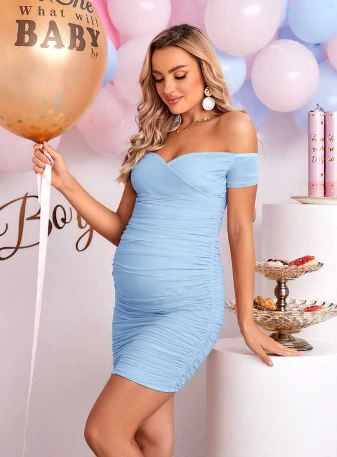 Vestido celeste de maternidad ajustado de hombros descubiertos fruncido de malla corto
