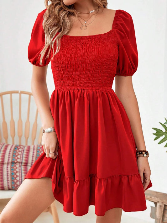 Vestido corto de cuello cuadrado rojo con mangas abullonadas