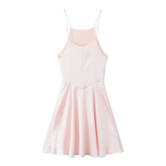 Vestido rosa pastel tela satinada corto estilo coquette de tirantes ajustado al cuerpo