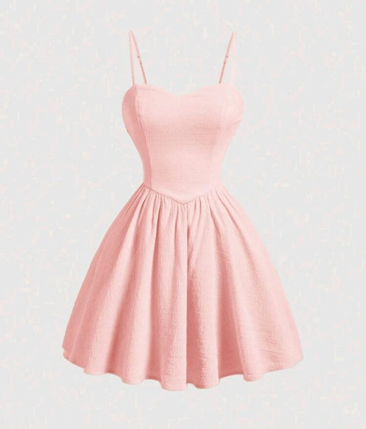 Vestido corto rosa de tirantes con lazo en la cintura de tirantes