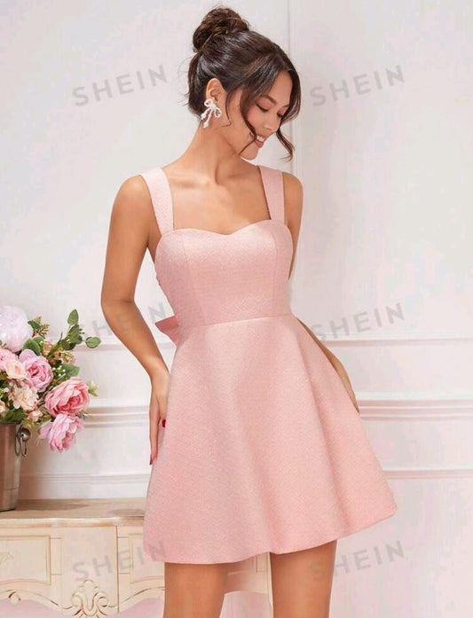 Vestido corto rosado de lazos atras, sin mangas