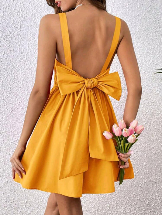 Vestido amarillo lazo atras, corto sin mangas