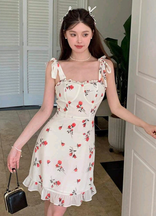 Vestido corto de tirantes con estampado floral blanco