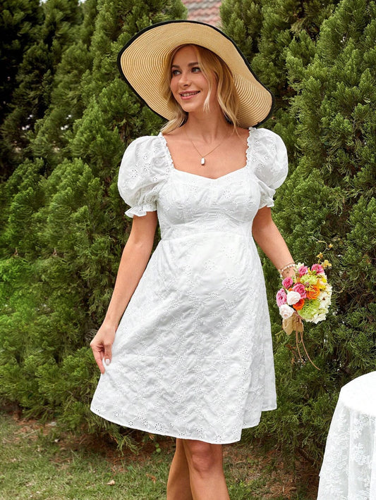 Vestido de maternidad blanco manga corta abullonada con escote de corazón