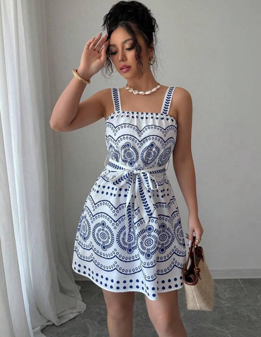 Vestido corto con estampado de plantas y ajuste en la cintura
