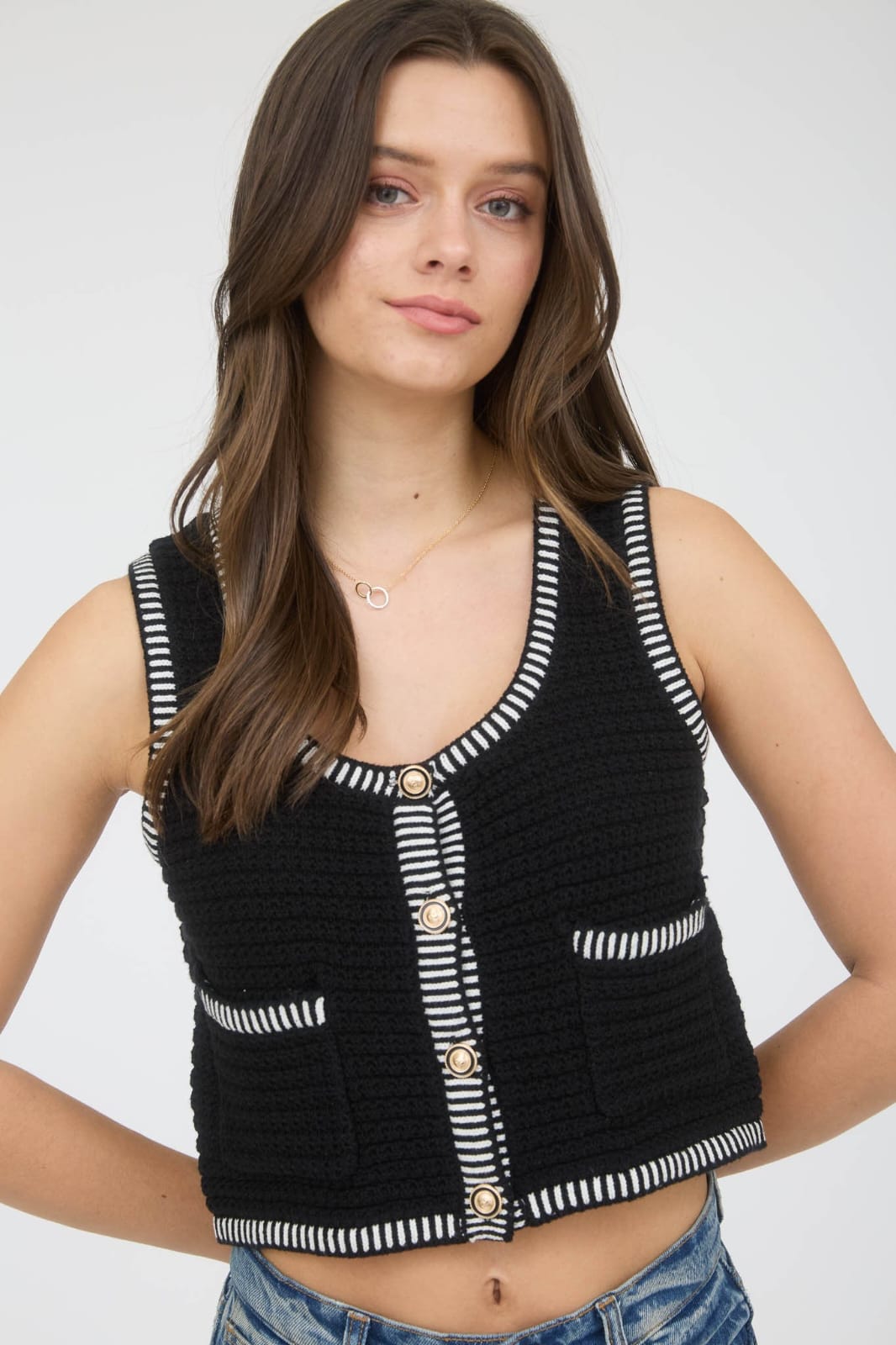 Top estilo vest tejido negro con blanco y botones elegantes