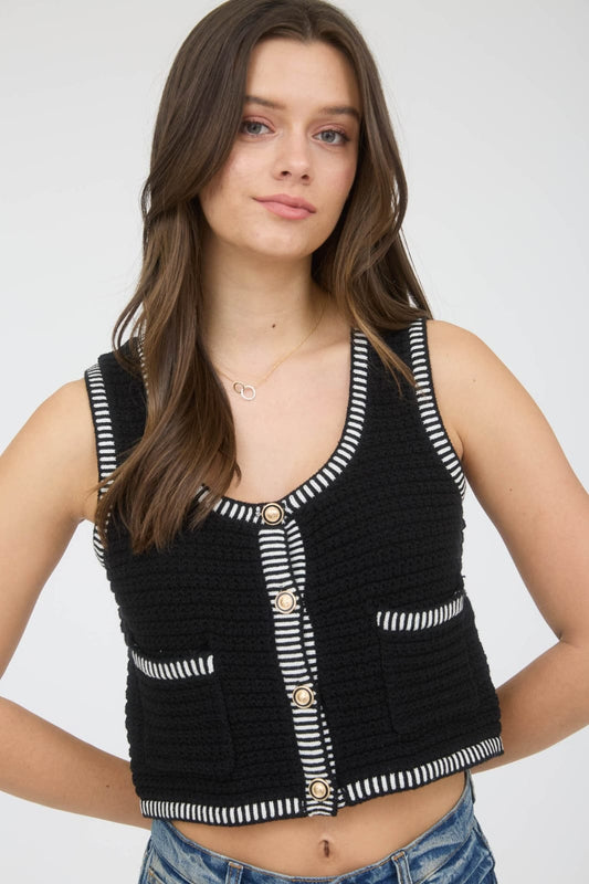 Top estilo vest tejido negro con blanco y botones elegantes
