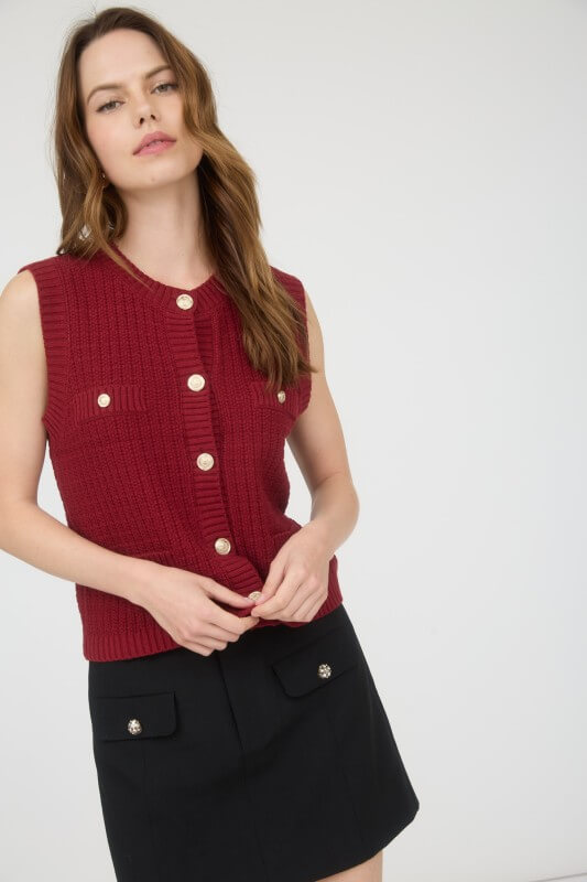 Top rojo estilo vest tejido con botones dorados