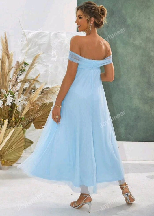 Vestido maternidad con hombros descubiertos midi celeste