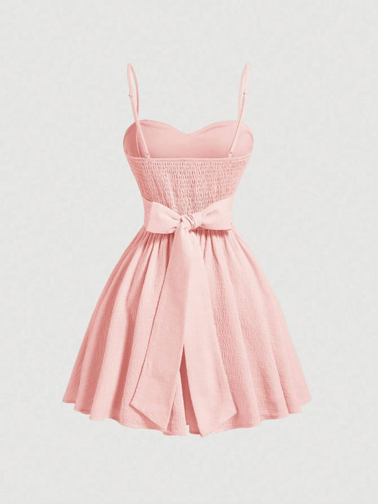 Vestido corto rosa de tirantes con lazo en la cintura de tirantes