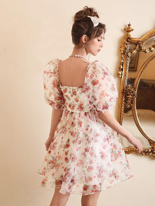 Vestido corto Coquette Rosado con mangas abullonadas