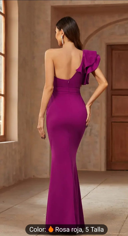 Vestido de noche morado con flor de un hombro