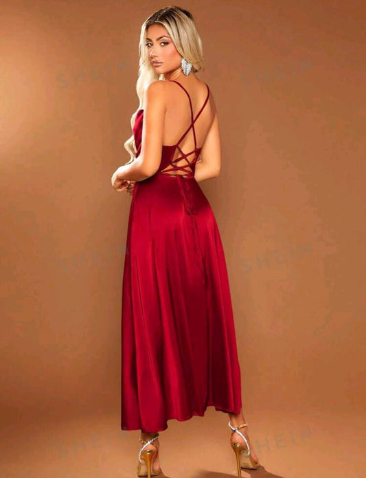 Vestido rojo midi asedado con espalda abierta
