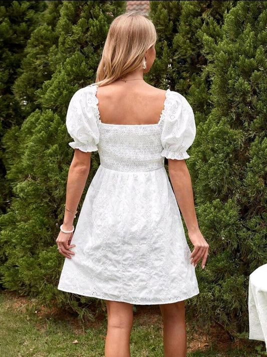 Vestido de maternidad blanco manga corta abullonada con escote de corazón