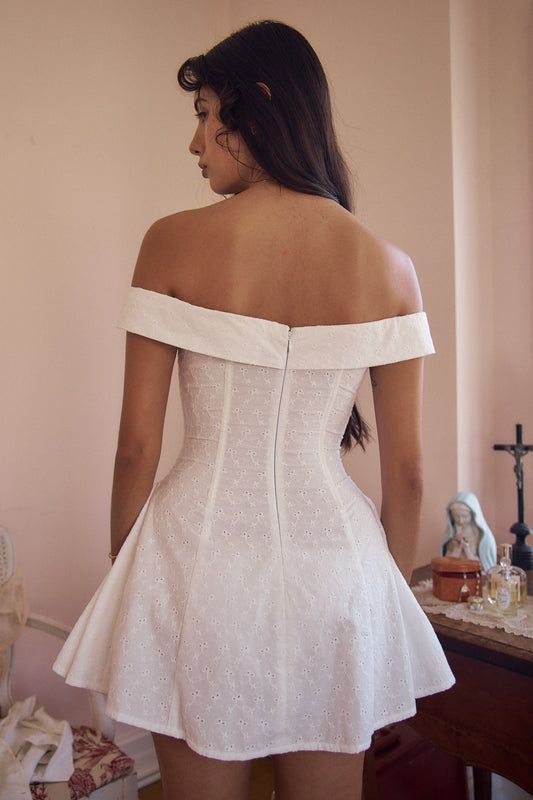 Vestido coquette, old money elegante corto sin hombro
