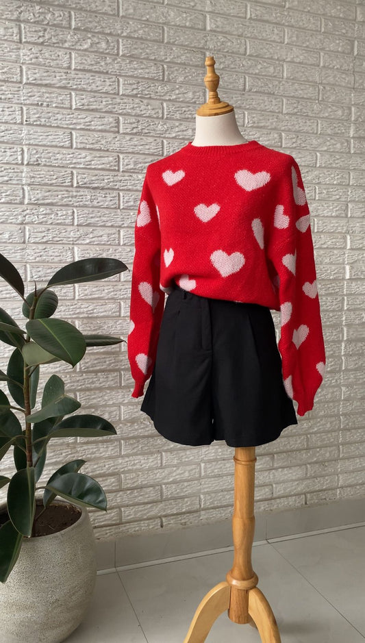 Sueter rojo con patrón de corazón de hombros caídos