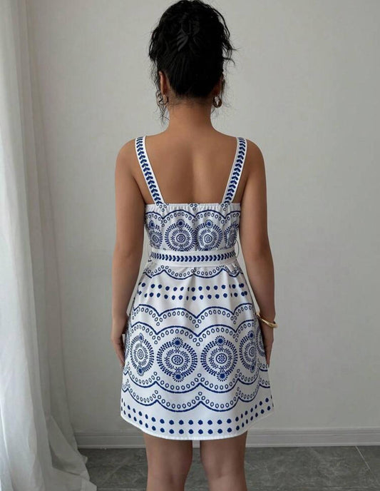 Vestido corto con estampado de plantas y ajuste en la cintura