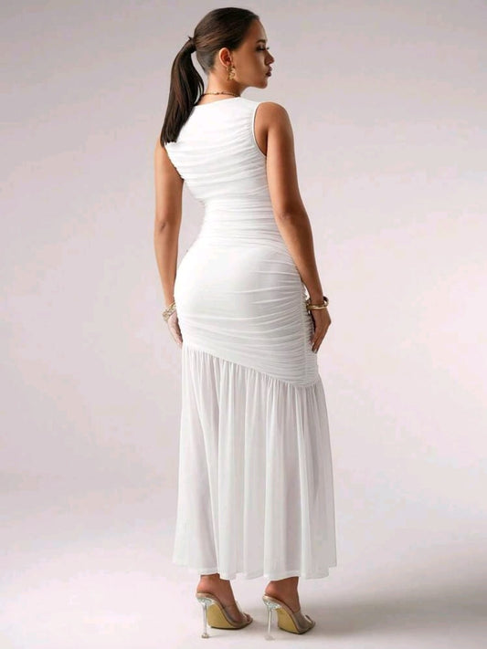 Vestido blanco de maternidad sin mangas largo ajustado al cuerpo