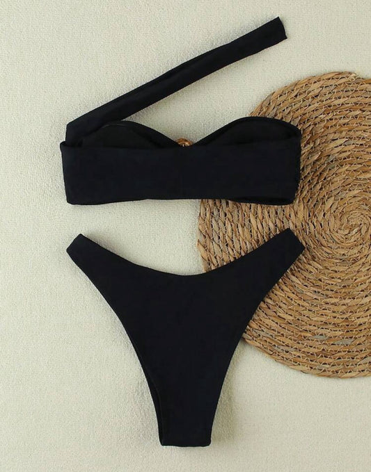Traje de baño negro dos piezas con detalle metalico dorado