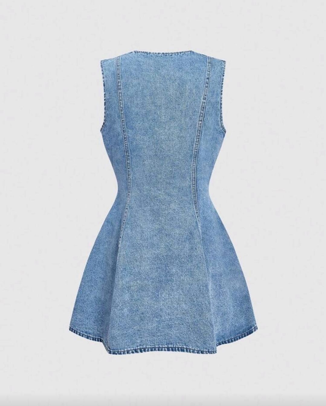 Vestido denim ajustado al cuerpo con botones metalicos