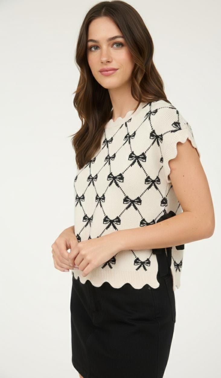 Top color crema con lazos negros