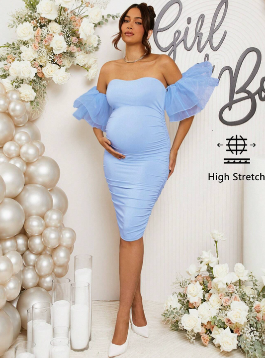 Vestido celeste ajustado con empalmado de malla, hombros descubiertos y fruncido, elegante para ocasiones de fiesta, para embarazadas